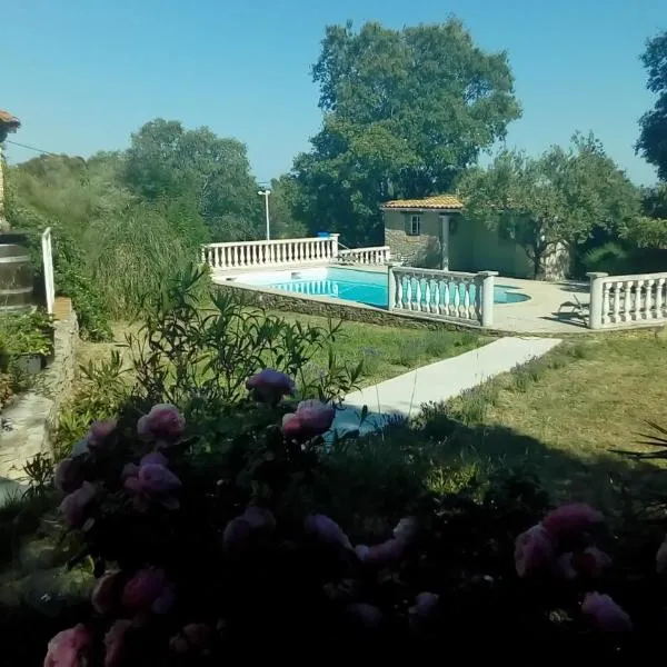 Le mazet en été - studio en garrigue nimoise, hotel in Sainte Anastasie - Aubarne