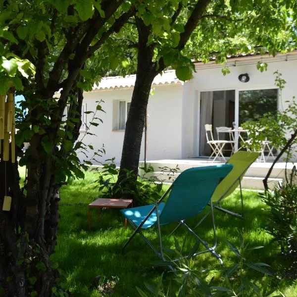 Charmante maisonnette indépendante avec piscine à Goult, Hotel in Goult