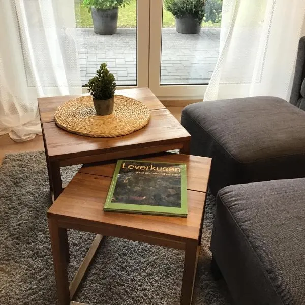 Apartment 1 mit Terrasse und PKW-Stellplatz, hotel in Leverkusen