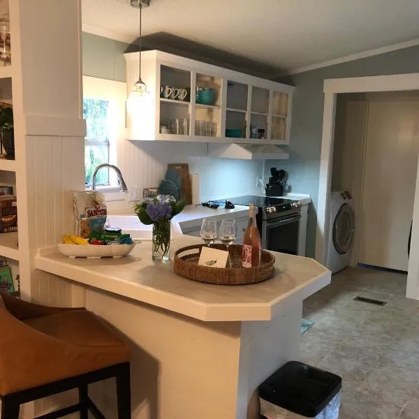 Beaufort SC New Renovation, Close to Parris Island, Historic Downtown, Beautiful Beaches, Sleeps 7, hotel v destinaci Beaufort