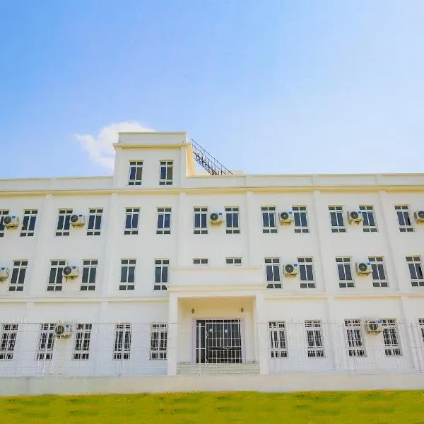 Hotel Lacoul Inn, hotel in Parāsi