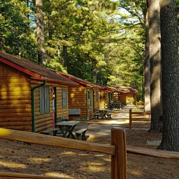 Log Cabins at Meadowbrook Resort, hotel en Douglas Center