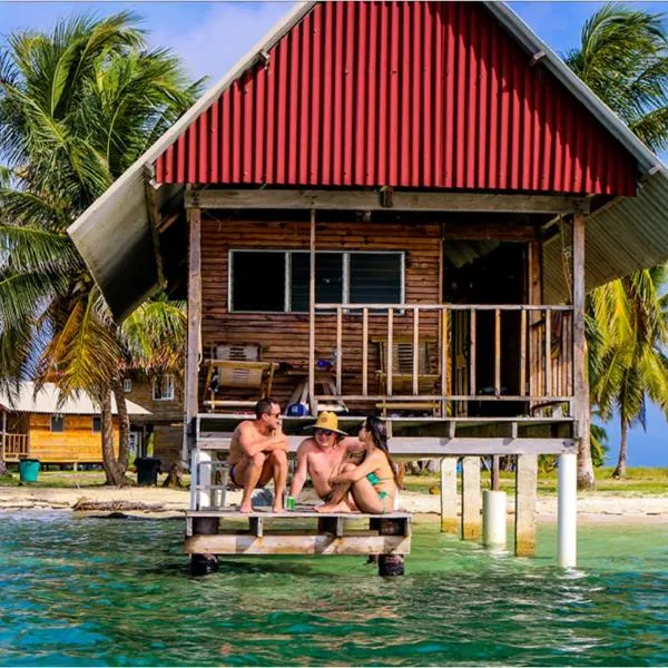 Private Cabin Over the Water PLUS Meals - San Blas Islands - private bathroom, hotel in El Porvenir