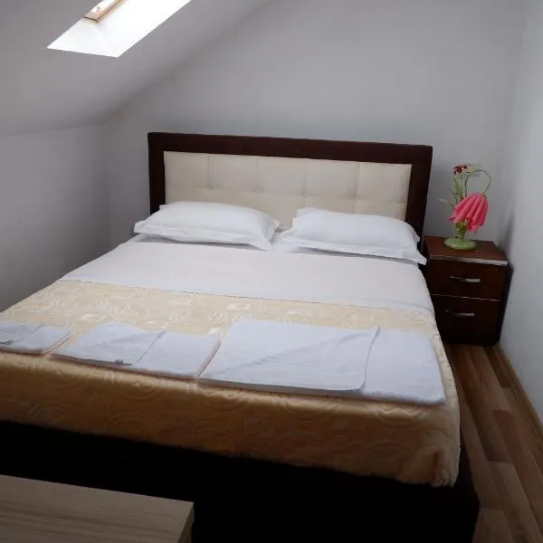 Hotel Kings Apartments: Tropojë'de bir otel