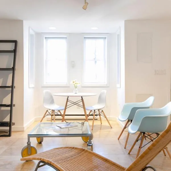 Big Bright 1 BR at U/Shaw + 14th on Quaint Swann, hotel en Washington