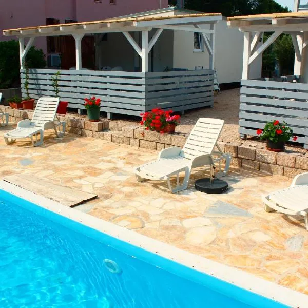 BUNGALOW VICE with pool, Hotel in Pakoštane