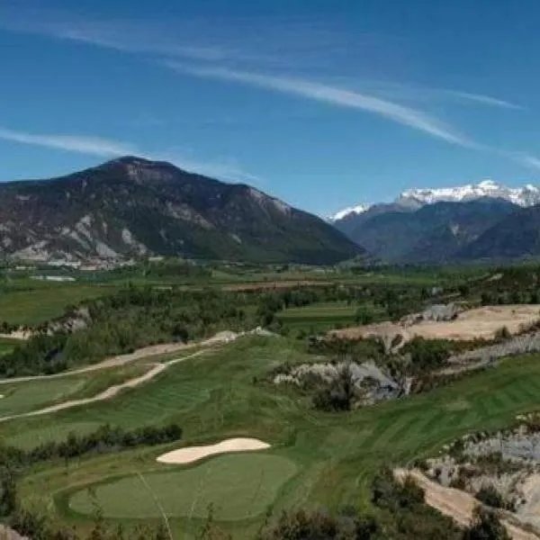 VALLE DE TENA - GOLF & RELAX - ESQUI - PIRINEO de HUESCA, hotel in Sabiñánigo