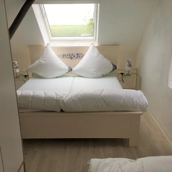 Marijanas Ferienhof 2, Urlaub mit viel Platz zwischen Dornumersiel und Bensersiel, gehört zum Café Kunterbunt, hotel in Holtgast