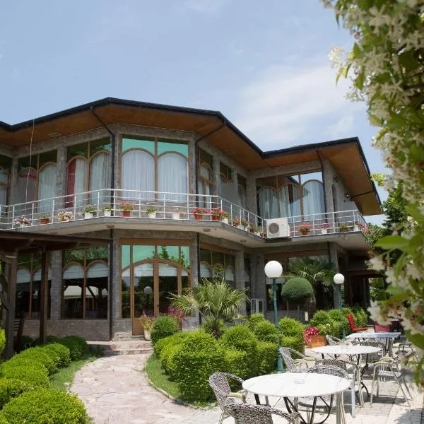 Buna Park Hotel, hotel in Grilë