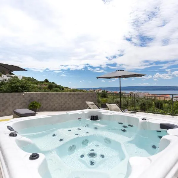 Apartments Lidija - sea view apartment with exclusive right of using hot tub or split level apartment with exclusive right of using pool, hotel in Podstrana