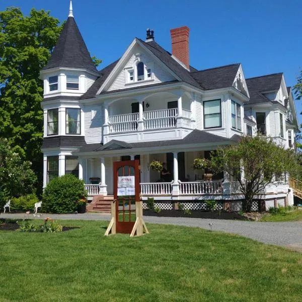 By The River B&B, hotel v destinaci Fredericton