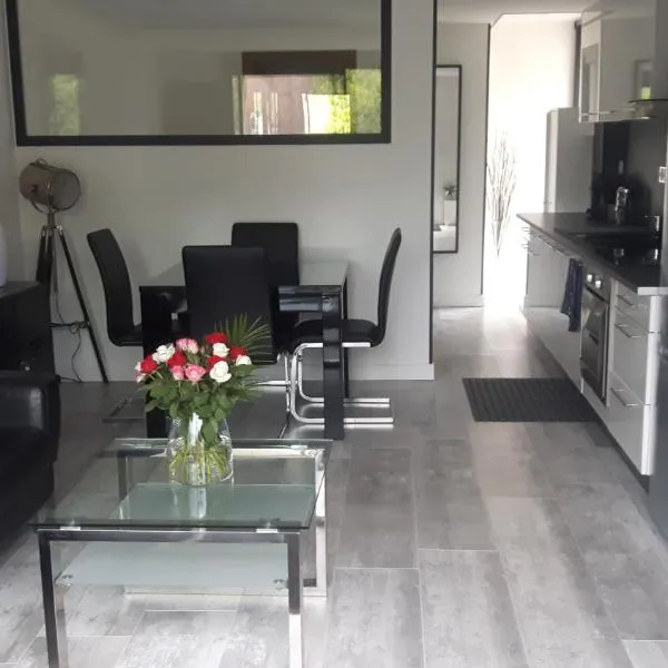 Charmant studio neuf de 40m2 / tout confort – hotel w mieście Arques-la-Bataille