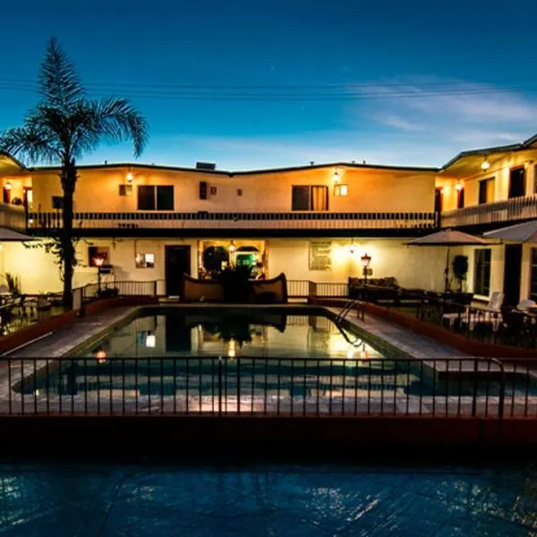 Hotel Suites Malena: Ensenada'da bir otel