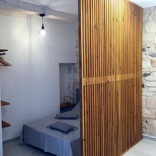 Studio climatisé, La Cloison, hotel v destinaci Arles