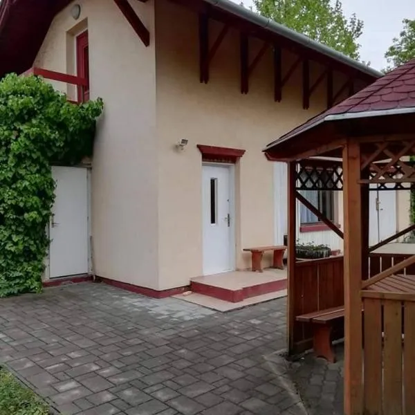 Tuja Vendégház, hotel Lajoskomáromban