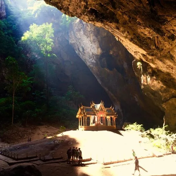 ์ผ ๋ก์ด ์ง์ ์์นํ ํธํ
Dolphin Bay Beach Resort