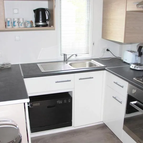 Mobile Home Neuf AZ 27, hotel in Fréjus