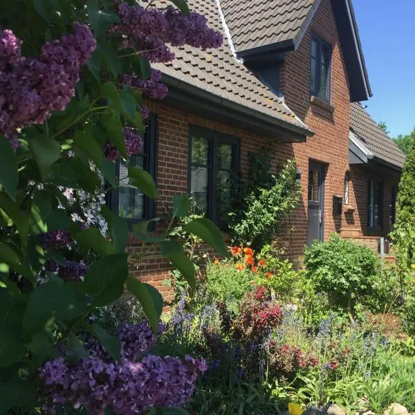 Charmantes Haus mit zwei Ferienwohnungen und großem Garten in Aventoft - Enjoy!, hotel in Aventoft