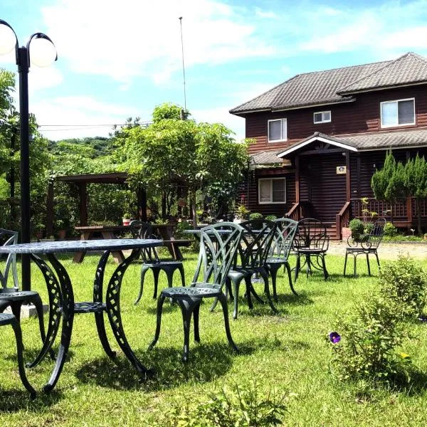 Yiyue Guanhe Homestay 倚月觀荷民宿 โรงแรมในDanei