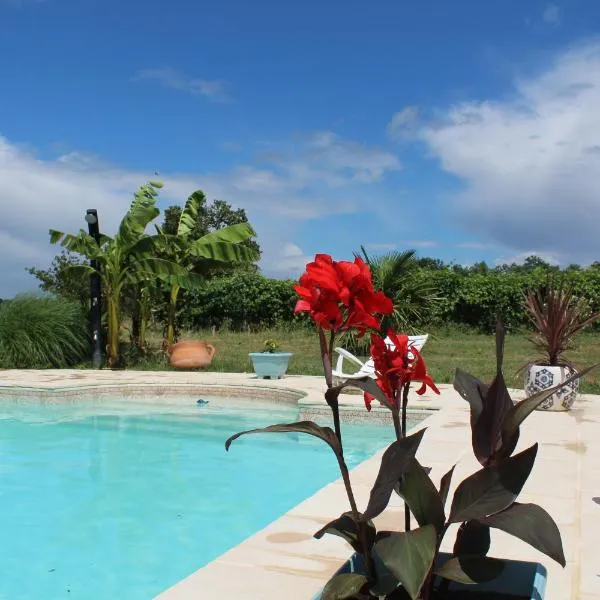 Gîte à la ferme avec piscine, hotel a Urgosse