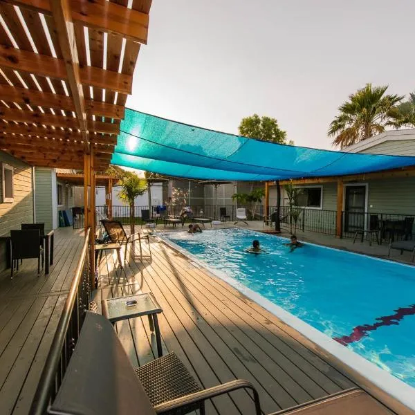 Somewhere - Chalets in the Arava, hotel v destinaci Ẕofar