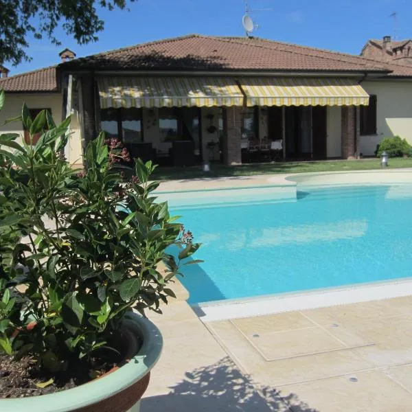 Marinella B&B, hotel v destinaci Cornale