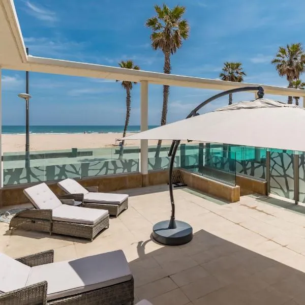 Luxury Beach Front Apartment with Pool, ξενοδοχείο στη Βαλένθια