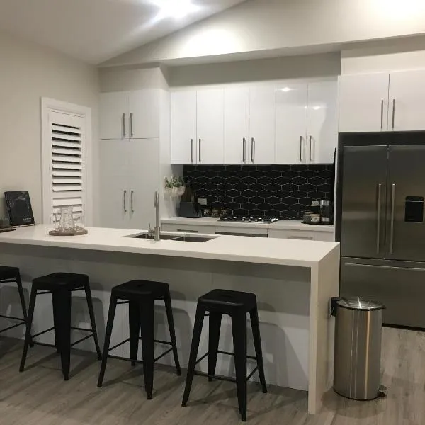 Luxury 2br home with King, 5 star private & close, hotel in Bathurst
