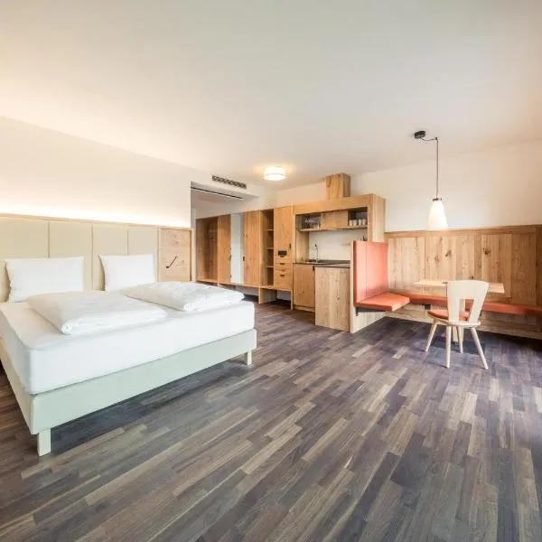 Weingut Moser Apartments, hotel in Caldaro