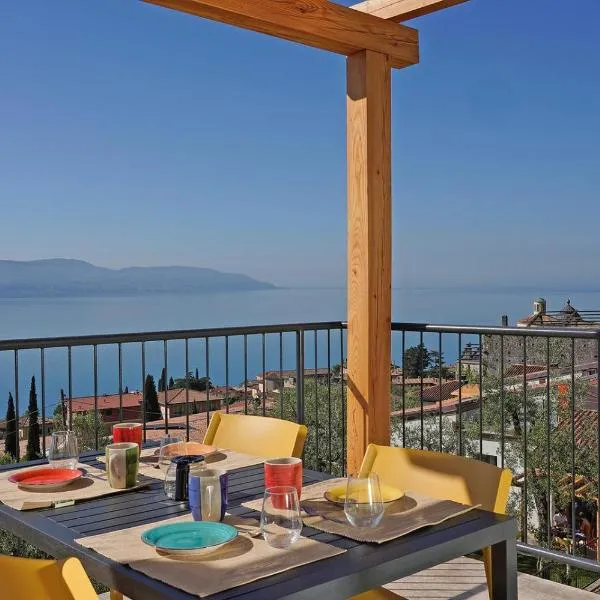 Residence Dany appartamenti con cucina vista lago piscina e parcheggio, hotel v destinaci Gargnano