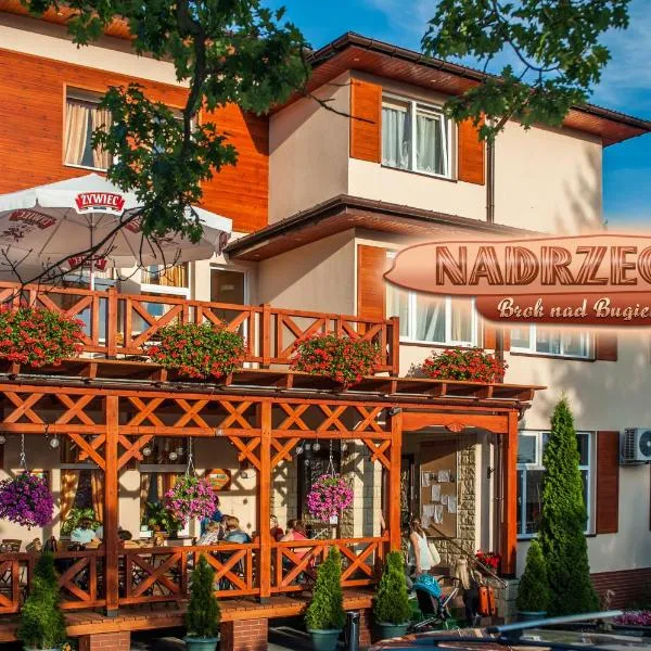 Dom Wczasowy Nadrzecze: Nagoszewo şehrinde bir otel