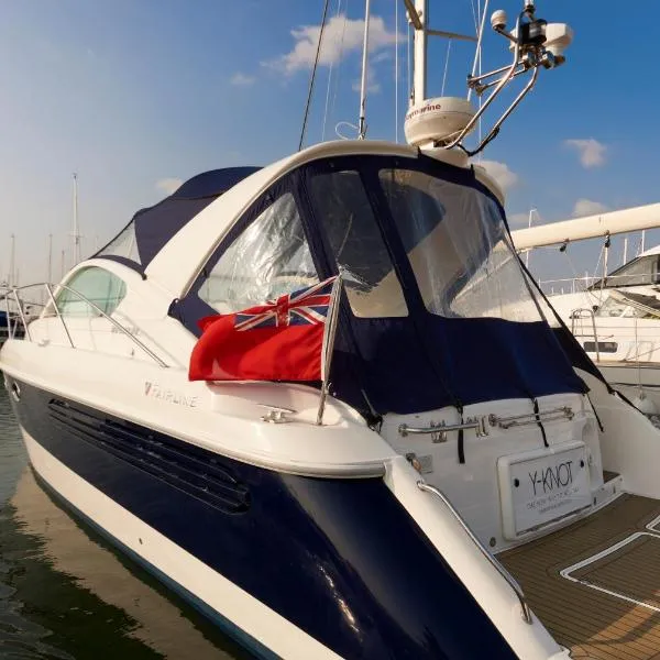 Y-Knot-Two Bedroom Luxury Motor Boat In Lymington, Hotel in Lymington