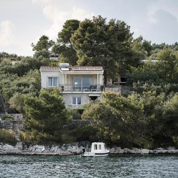 Beach house Blue Lagoon, hotel i Okrug Gornji
