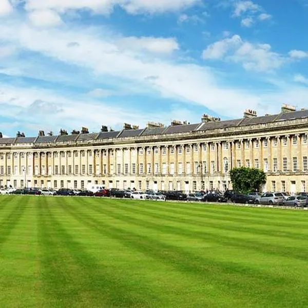 Stunning Royal Crescent Apartment with 3 Bedrooms, hotel em Bath