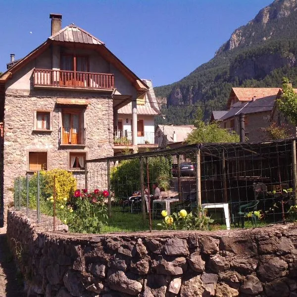 Pensión Pallaruelo, hotel v destinaci Saravillo
