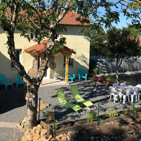 The Walnut Tree Gite, hotel in Le Dorat