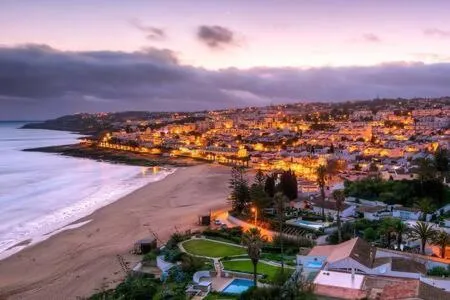 LUXURY OCEAN PENTHOUSE- panoramic sea view & tikki bar on private terrasse, hotel in Luz