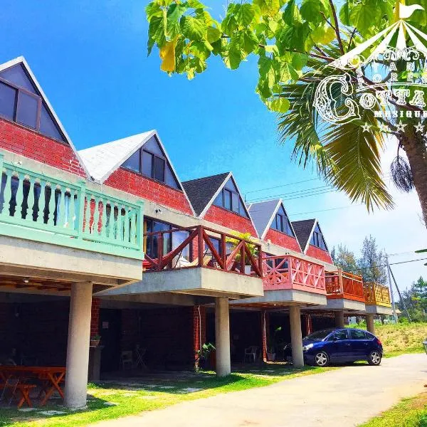 猫とピアノと星空のリゾートブティックコテージ -Starry Forest Cottage Okinawa-, hotel en Onna