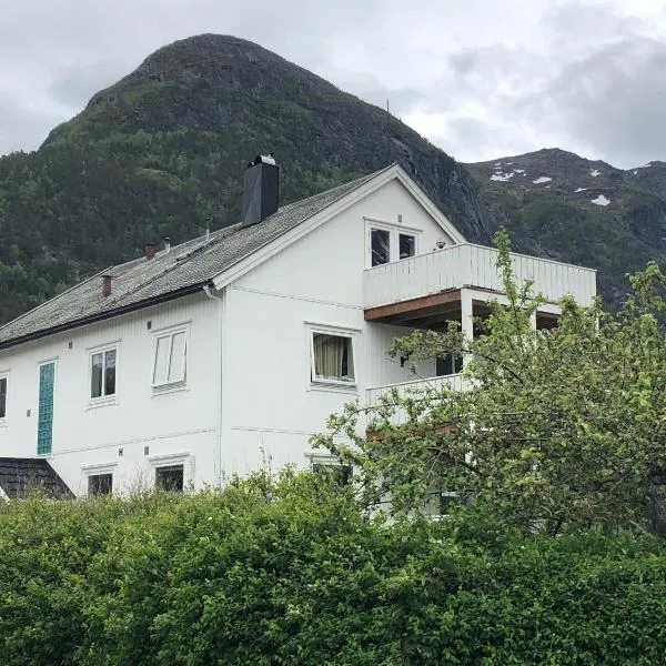 Åndalsnes gustehouse、オンダルスネスのホテル