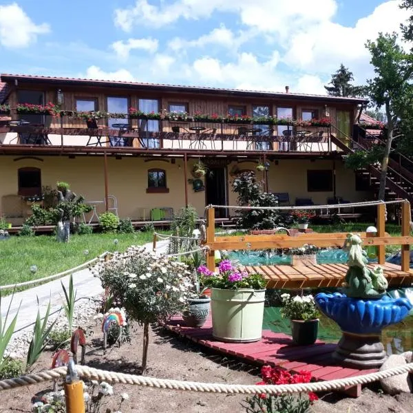 Dworska Zagroda, отель в городе Krzemienna