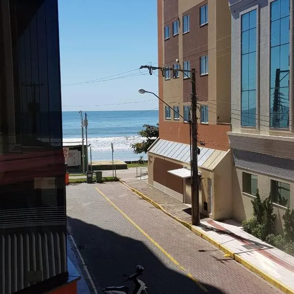 Ap rua 255 Meia Praia Itapema 10 metros Mar, hotel in Itapema