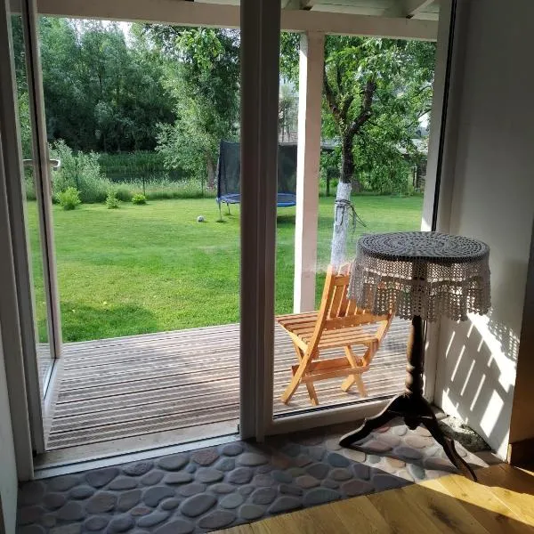 River Side Studio, 9mi from Palanga, With sauna, hotell i Kretinga