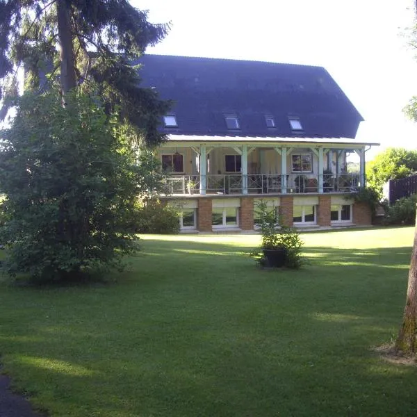 La Grange des Marettes, hotel in Cléres