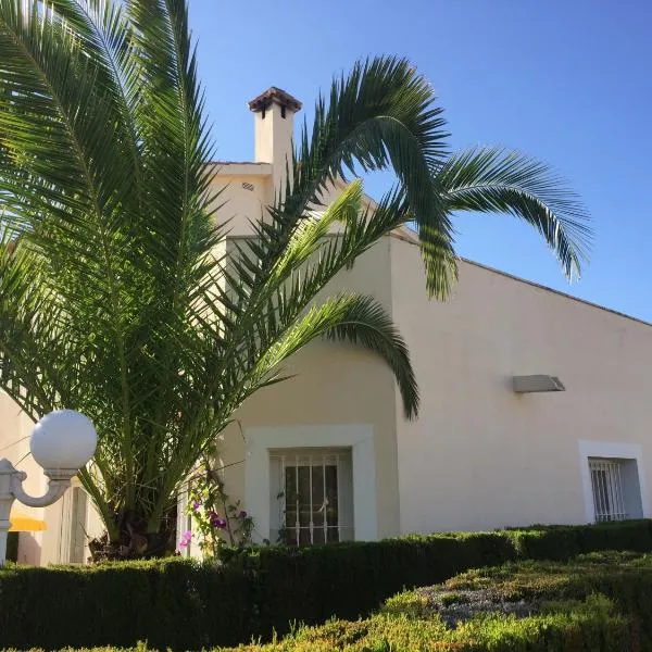 villa (3 bed and 2 bath) in the Oliva Nova Golf&Beach resort, hotel v destinácii Oliva