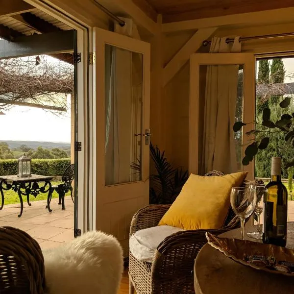 El Camino country cottage with terrace and stunning views, hotel in Hepburn Springs
