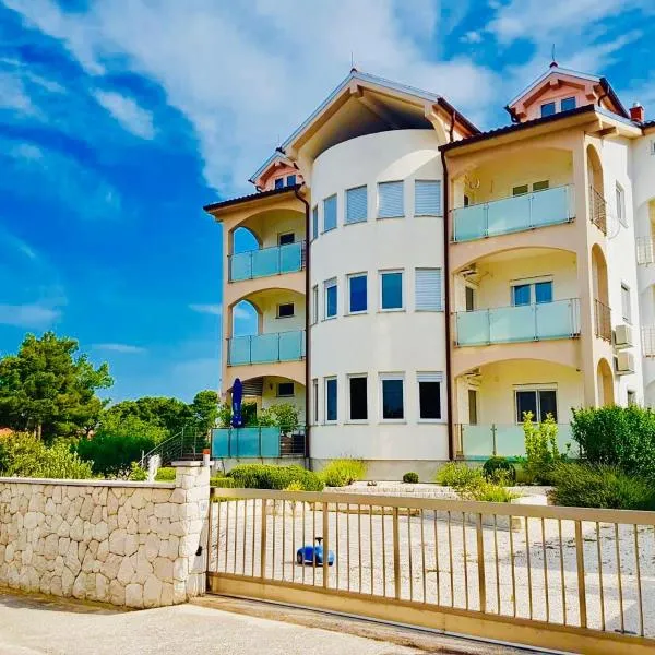 Apartments Home & Garden Lavanda, hotel in Brodarica