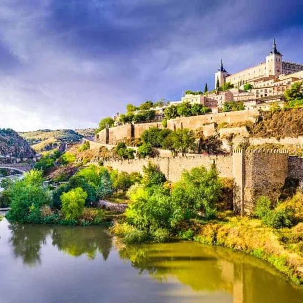 Toledo ciudad de las tres culturas , un lugar para disfrutar todas las familias con sus hijos " DESAYUNO INCLUIDO", hotel in Torrijos