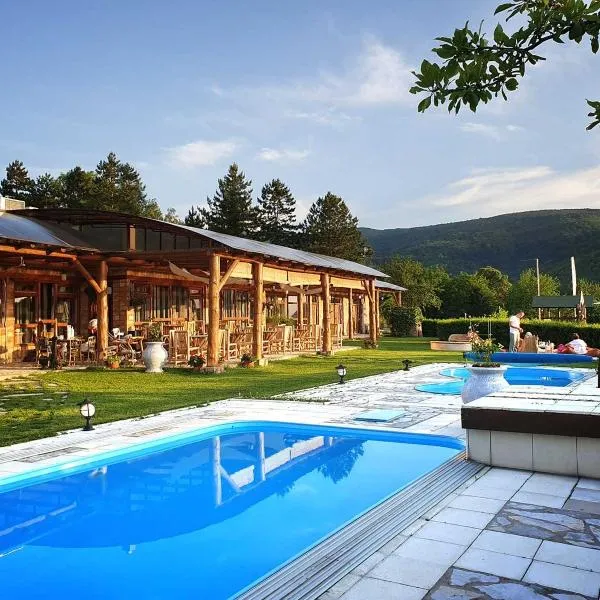 Zdravkovac Country Club, ξενοδοχείο σε Jarmenovci