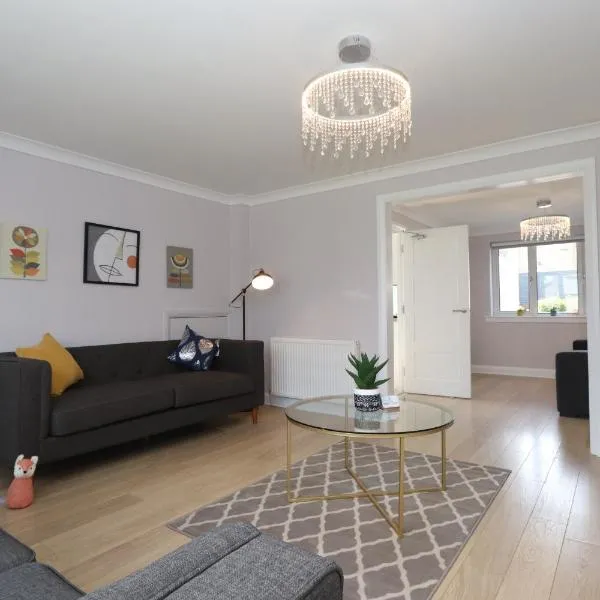 Dunfermline - Luxury 3 bedroom 2 bathroom detached house with garden, hotel in Dunfermline