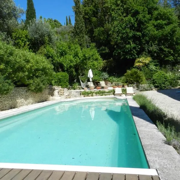 Les Acanthes, hotel v destinaci Lauris